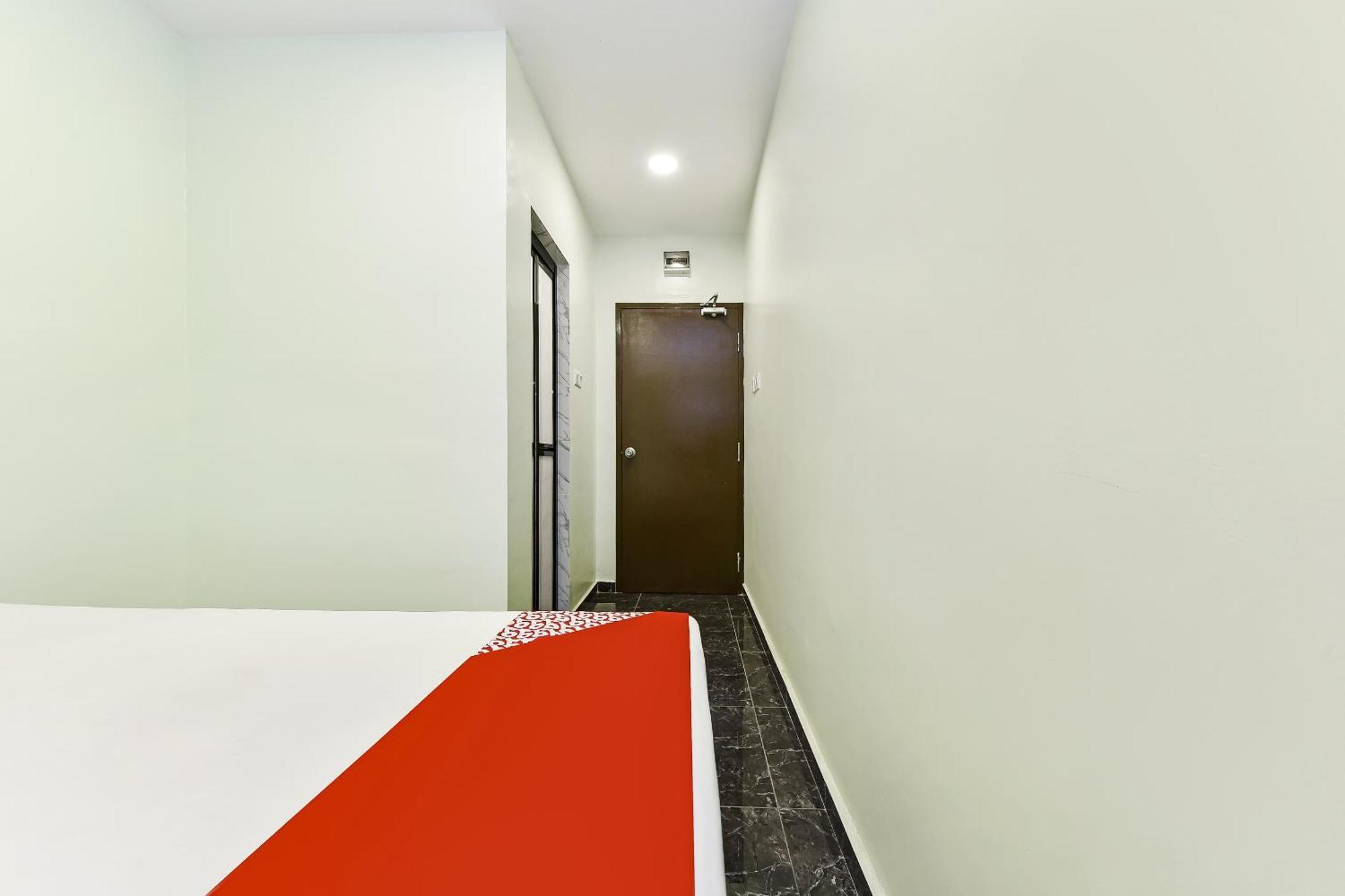 Oyo 90445 Th Hotel Bahau Exteriör bild
