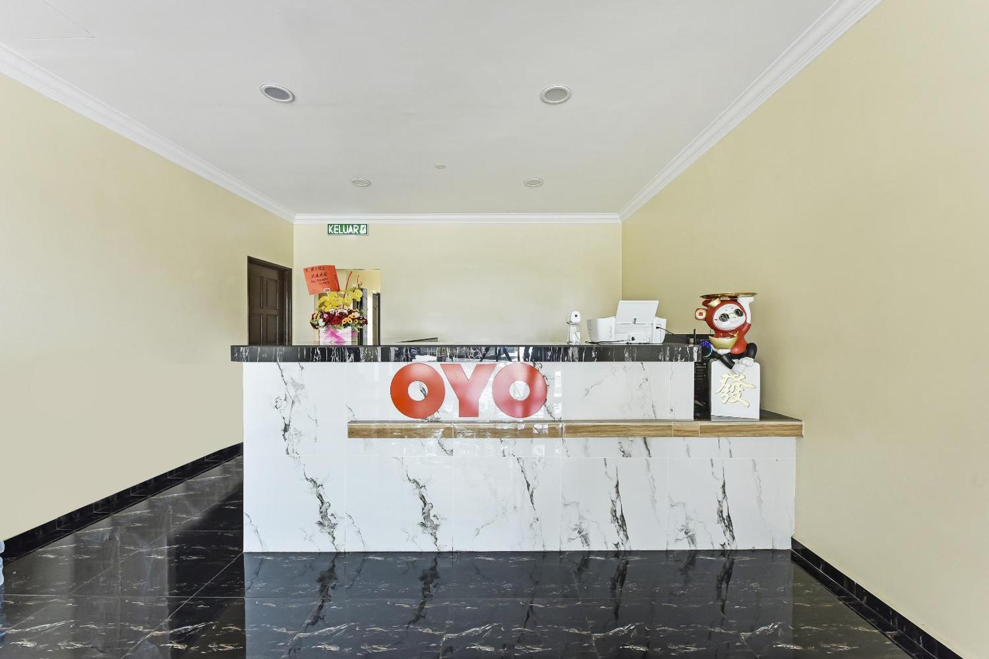 Oyo 90445 Th Hotel Bahau Exteriör bild