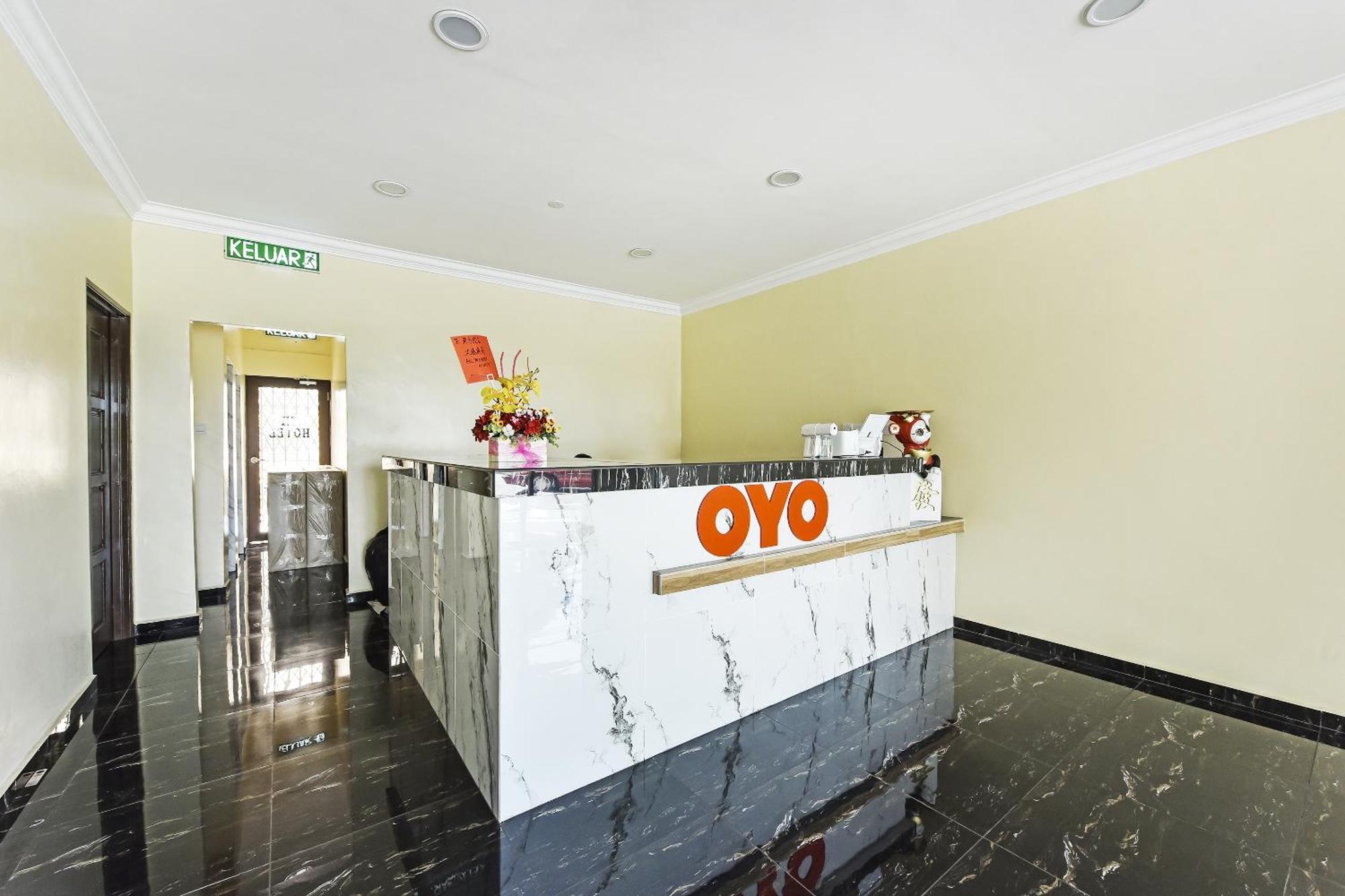 Oyo 90445 Th Hotel Bahau Exteriör bild