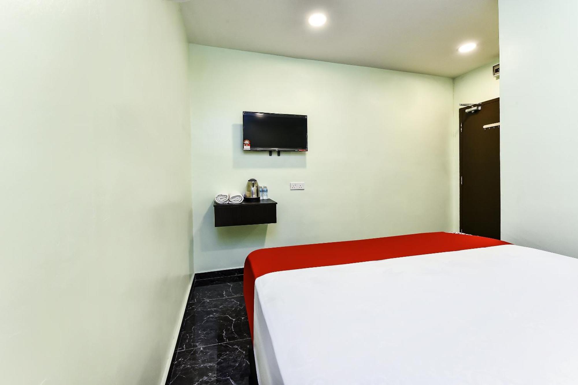 Oyo 90445 Th Hotel Bahau Exteriör bild